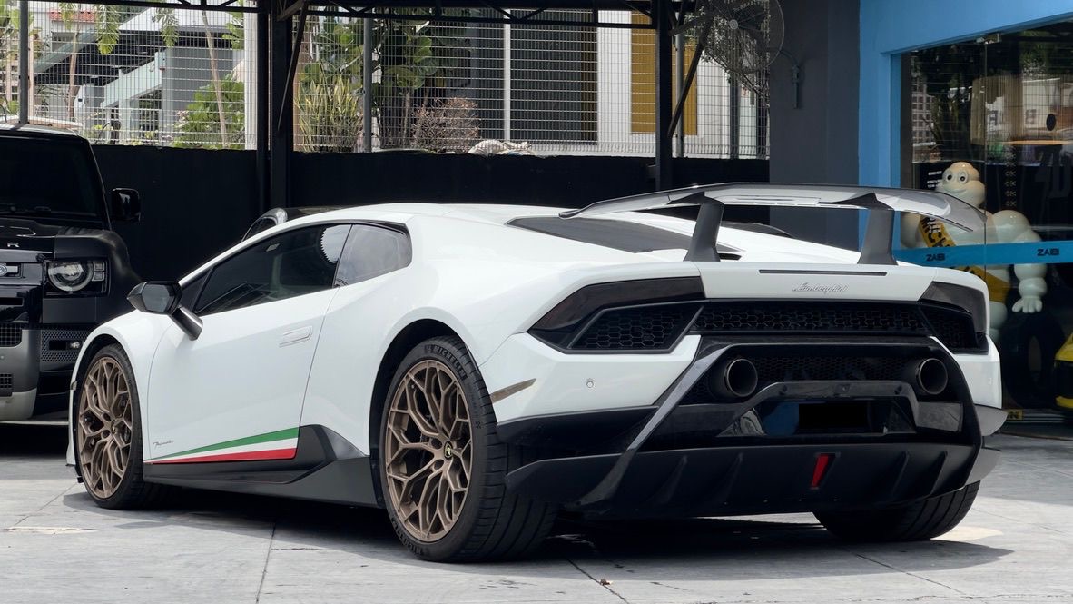 2017 Lamborghini Huracan Performante LP640-4 - Image 2