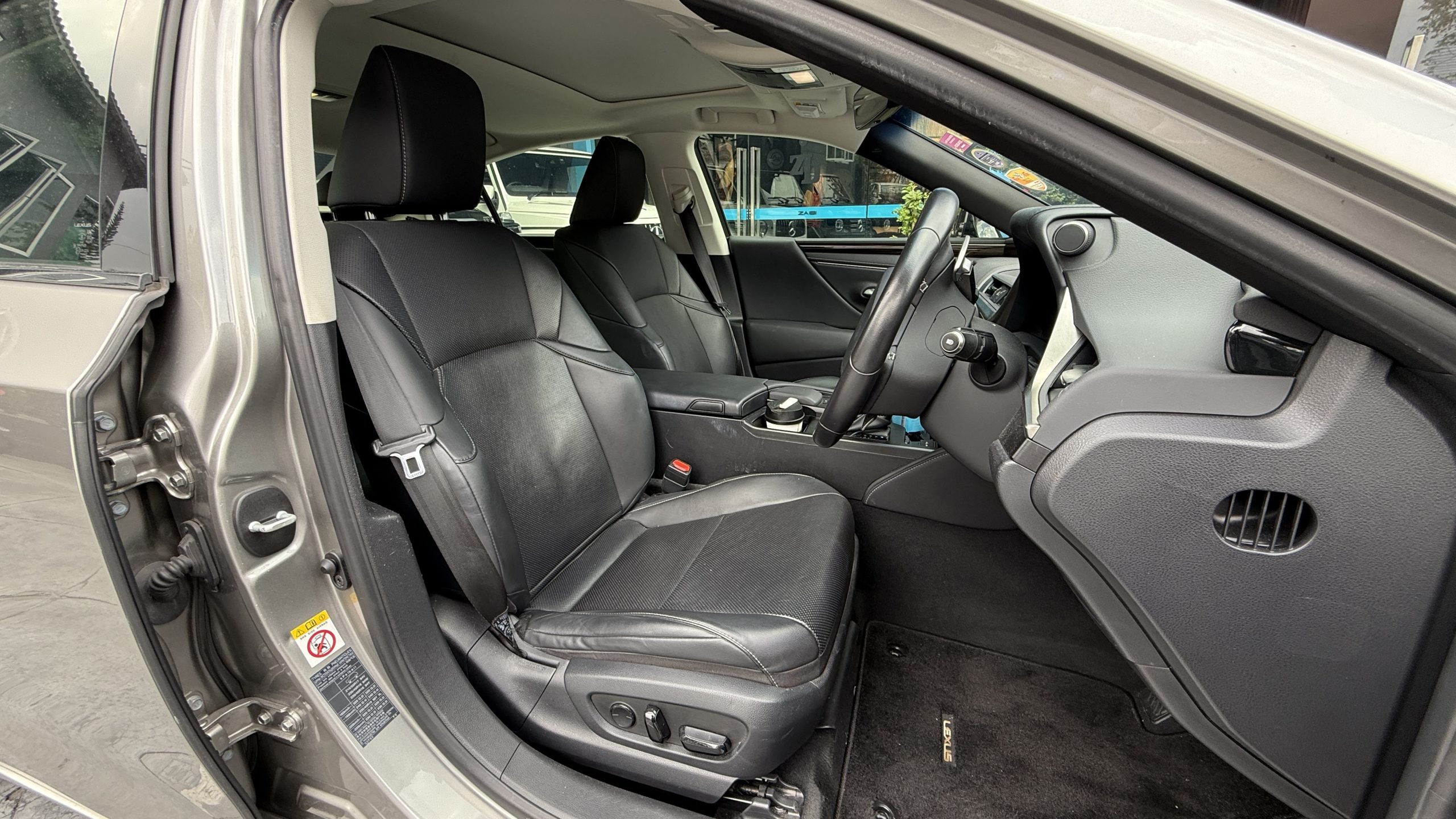 2019 Lexus ES250 Premium - Image 11