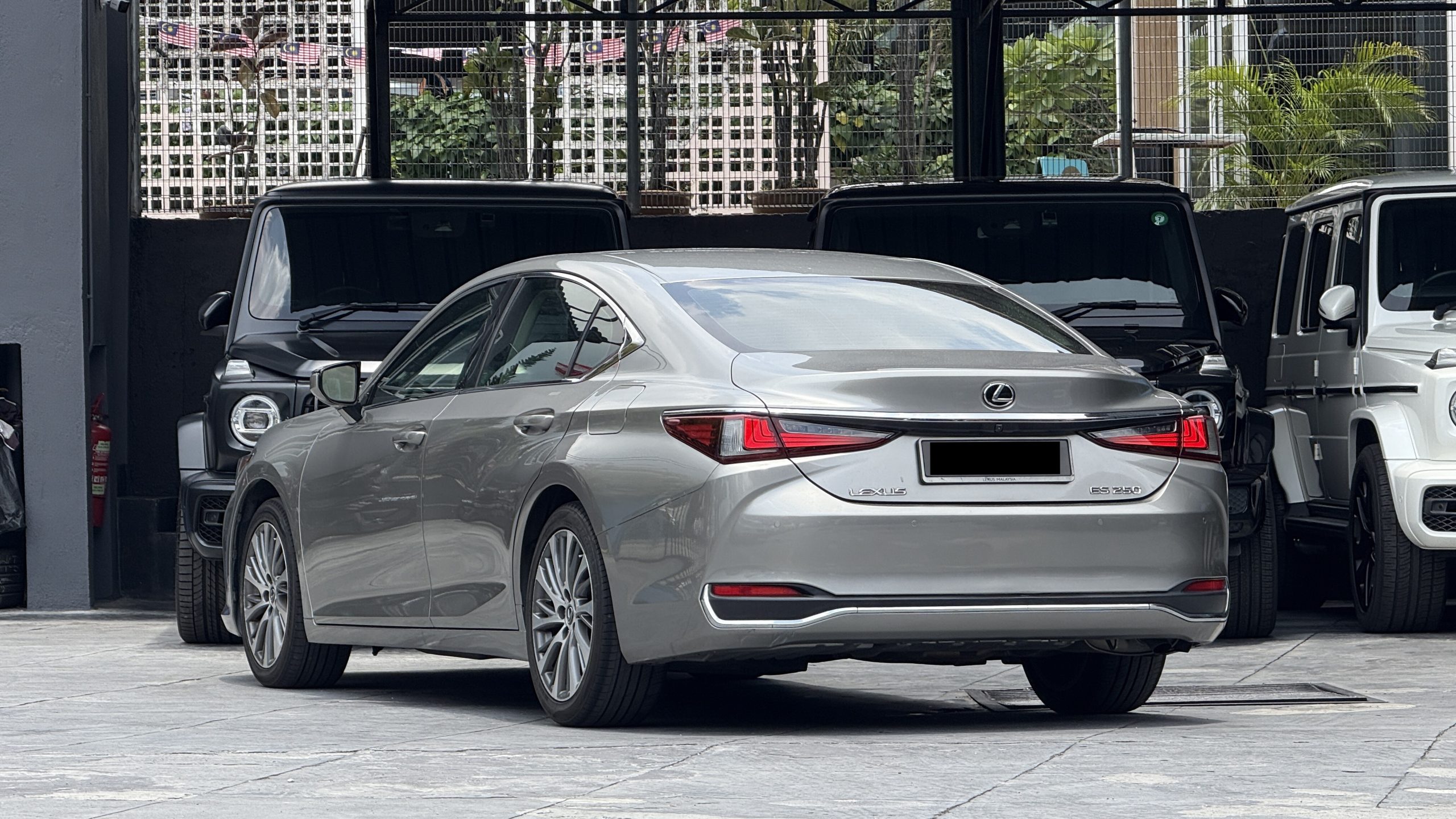 2019 Lexus ES250 Premium - Image 2