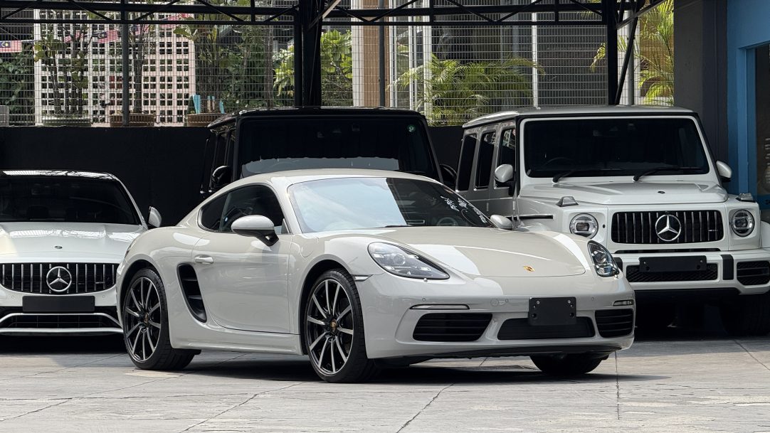 2022 Porsche 718 Cayman (M)