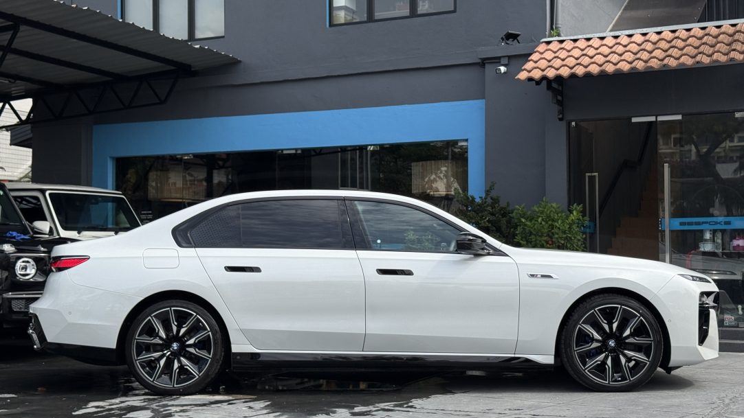 2024 BMW i7 M70 xDrive - Image 3
