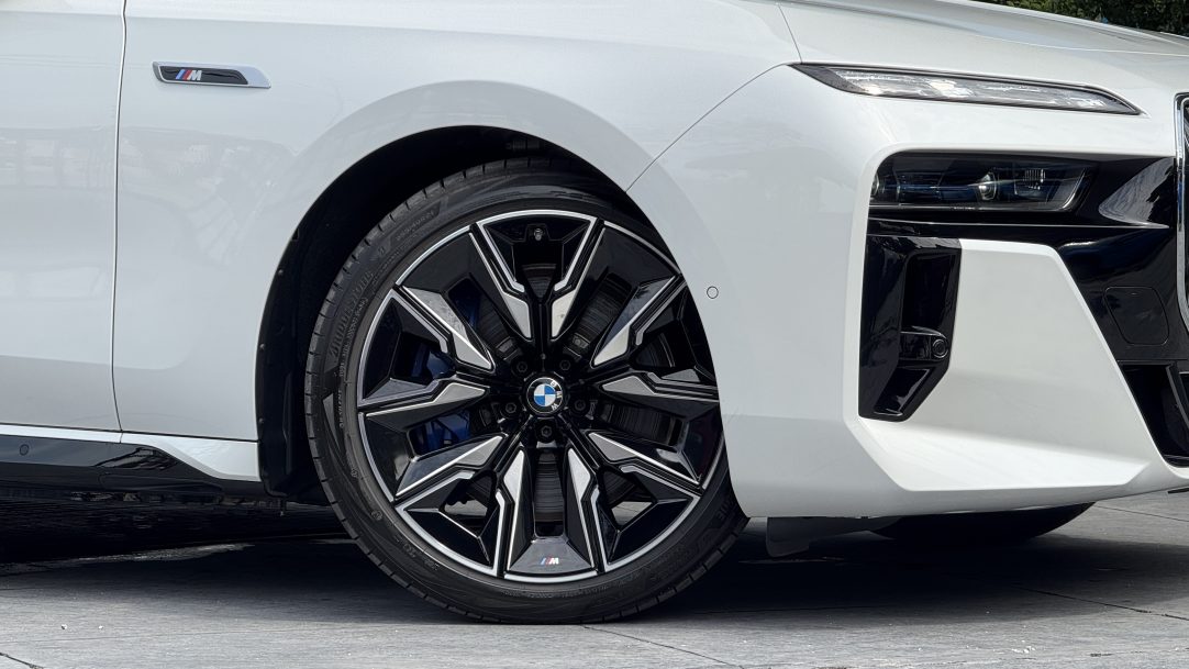 2024 BMW i7 M70 xDrive - Image 8