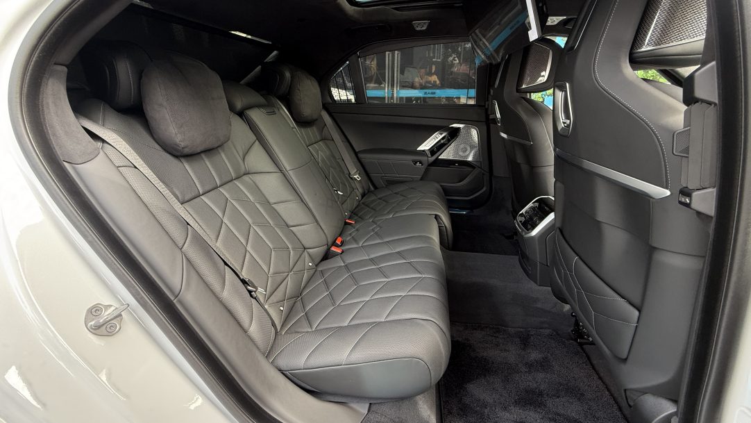 2024 BMW i7 M70 xDrive - Image 13