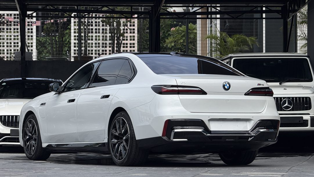 2024 BMW i7 M70 xDrive - Image 2