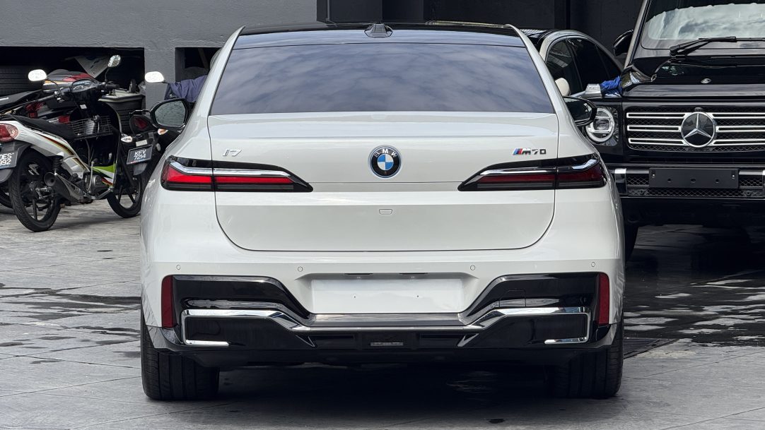 2024 BMW i7 M70 xDrive - Image 5
