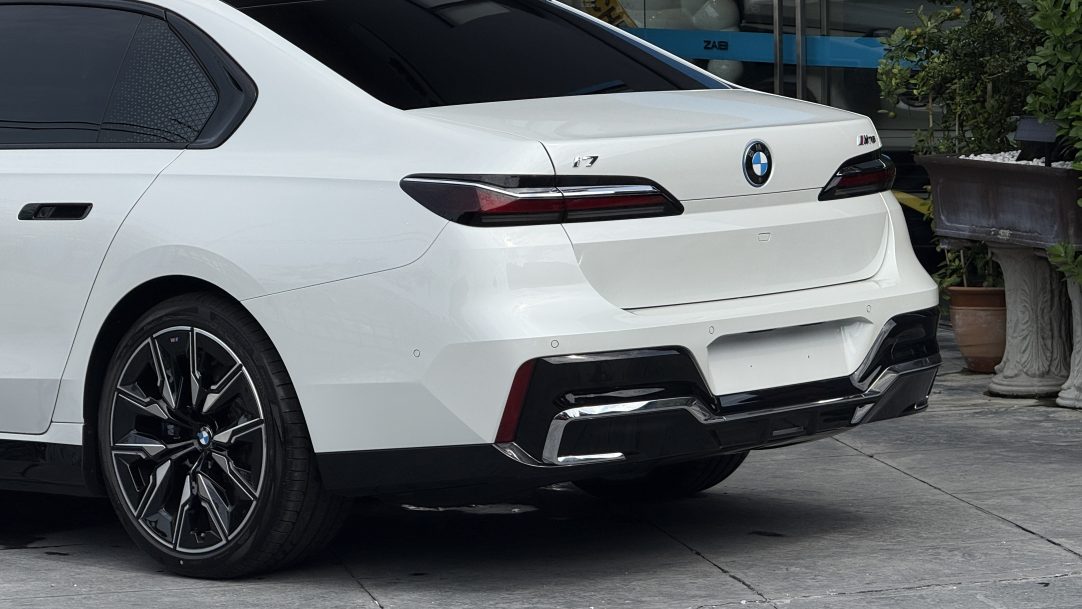 2024 BMW i7 M70 xDrive - Image 7