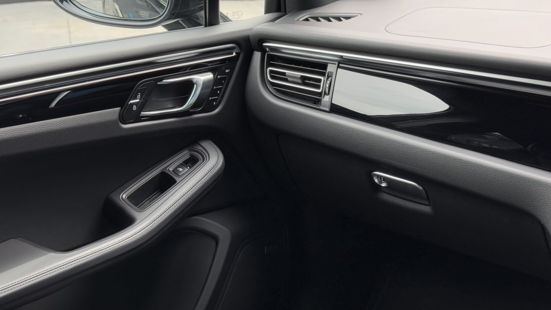 2021 Porsche Macan S - Image 13