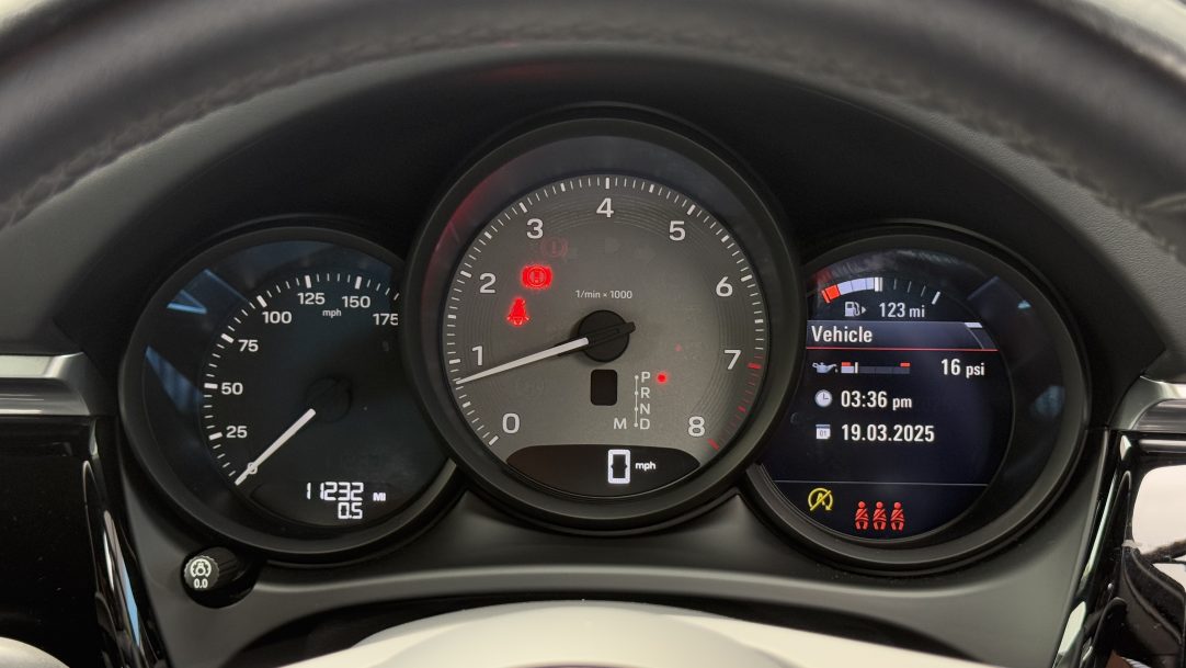 2021 Porsche Macan S - Image 14