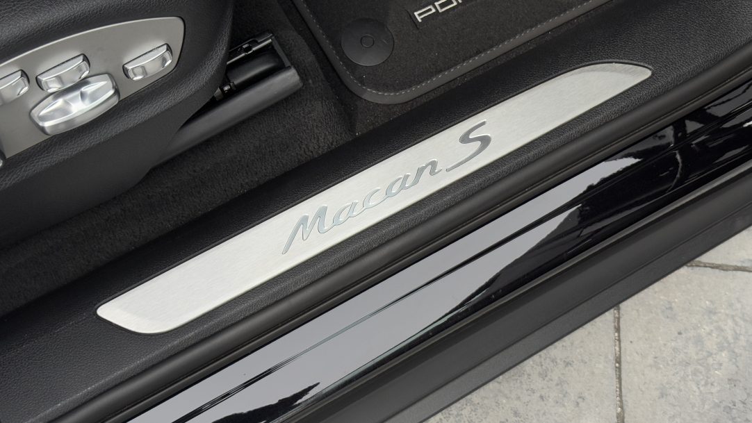 2021 Porsche Macan S - Image 16
